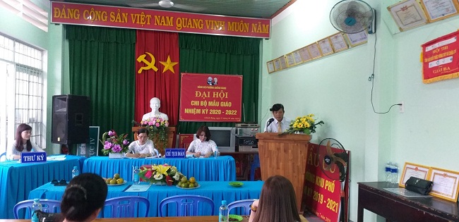 Đồng chí Huỳnh Văn Trung Bí thư Đảng ủy phường phát biểu tại đại hội